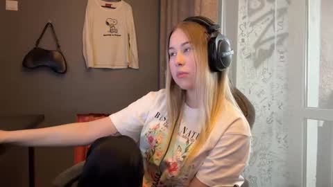 Snapshot of yolondaillovsky chatting on November 4, 7:18 am I am Rose ntmu Lets hit 10 Thumbs Up together online show from November 4, 7:18 am