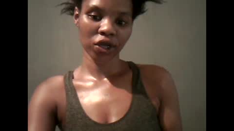 Snapshot of yoncexx25 chatting on January 6, 2:03 pm amazingkellyxx online show from January 6, 2:03 pm