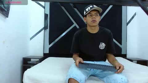 Snapshot of yordi_alpha chatting on November 5, 1:11 pm Yordi online show from November 5, 1:11 pm