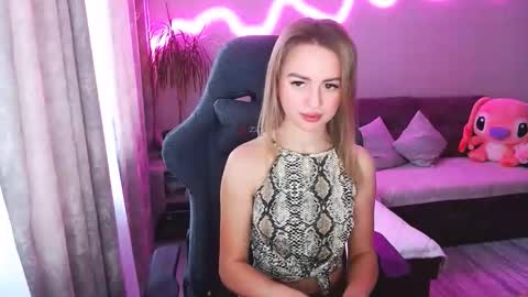 Snapshot of youdreamm chatting on December 1, 7:46 am Bella online show from December 1, 7:46 am