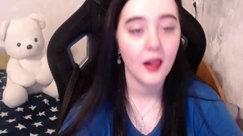 Snapshot of your_8a8y chatting on December 17, 9:17 am your_8a8y online show from December 17, 9:17 am