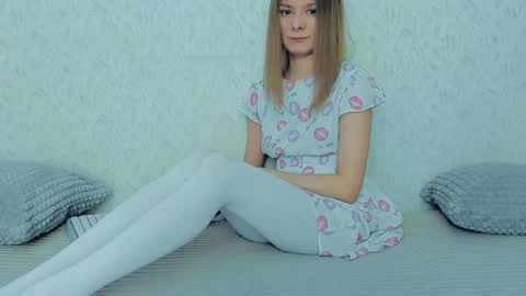 Snapshot of your_caramelka chatting on January 19, 5:37 am Lily online show from January 19, 5:37 am