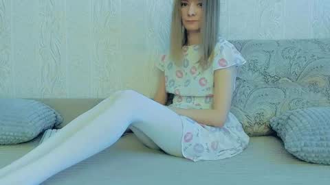 Snapshot of your_caramelka chatting on March 9, 3:43 am Lily online show from March 9, 3:43 am