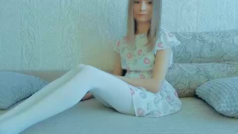 Snapshot of your_caramelka chatting on March 10, 7:10 am Lily online show from March 10, 7:10 am