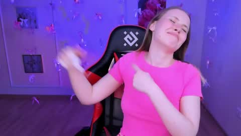 Ella online show from April 7, 11:15 pm