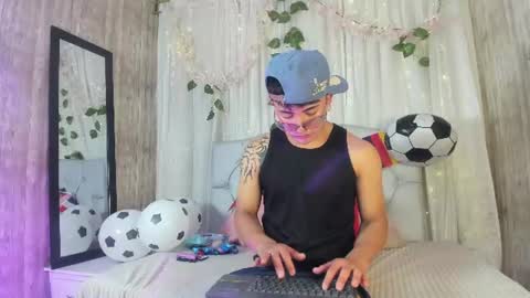 Snapshot of your_kitty_boy chatting on June 25, 8:35 pm your_kitty_boy online show from June 25, 8:35 pm
