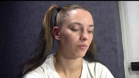 Snapshot of your_little_flexible_girl chatting on December 3, 9:24 pm Meri online show from December 3, 9:24 pm