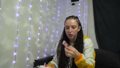 Snapshot of your_little_flexible_girl chatting on March 6, 8:38 pm Meri online show from March 6, 8:38 pm