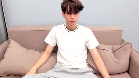 your_shy_guy online show from November 19, 5:51 am