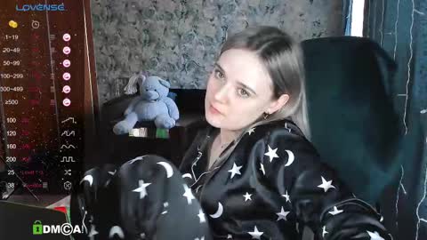 Snapshot of your_small_bunny chatting on February 19, 5:05 am Molly online show from February 19, 5:05 am