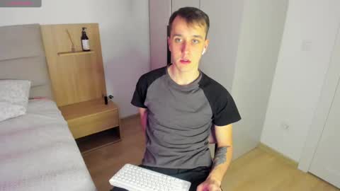 Snapshot of your_super_hero chatting on February 27, 8:28 am Alex online show from February 27, 8:28 am