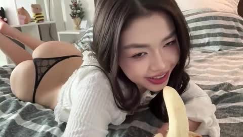 yourlittlesunrise_ online show from February 15, 7:51 am