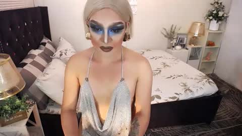 Snapshot of yourlivingonurdream chatting on November 17, 2:28 am -- online show from November 17, 2:28 am