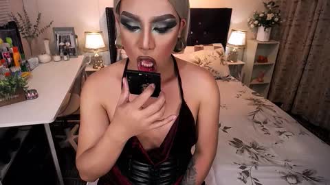 Snapshot of yourlivingonurdream chatting on December 14, 4:12 pm -- online show from December 14, 4:12 pm