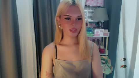 Snapshot of yourlovekylie chatting on June 18, 9:14 am KYLIE MORE online show from June 18, 9:14 am