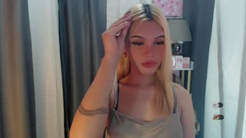 Snapshot of yourlovekylie chatting on June 20, 6:49 am KYLIE MORE online show from June 20, 6:49 am