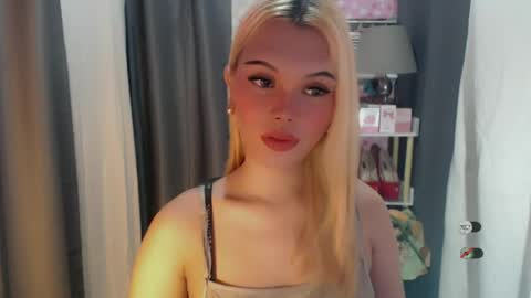 Snapshot of yourlovekylie chatting on June 21, 6:27 am KYLIE MORE online show from June 21, 6:27 am