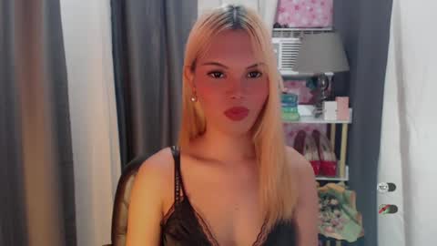 Snapshot of yourlovekylie chatting on June 27, 7:13 am KYLIE MORE online show from June 27, 7:13 am