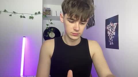 Snapshot of yoursweetyguy chatting on April 1, 4:37 pm yoursweetyguy online show from April 1, 4:37 pm