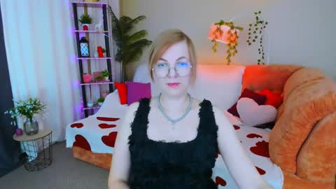 Snapshot of youruniverser chatting on June 9, 9:32 am Alice online show from June 9, 9:32 am