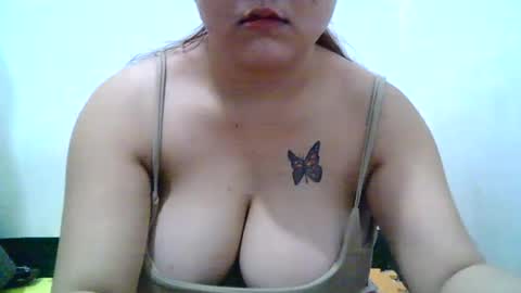 yummy_tits23xx online show from July 26, 11:55 pm