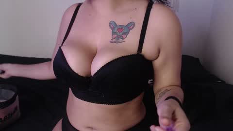 Snapshot of yungelitamor_ chatting on January 26, 4:51 am ELITA online show from January 26, 4:51 am