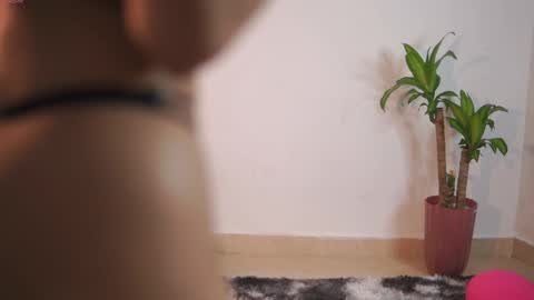 Snapshot of yuyi_cam chatting on November 25, 3:28 am Yuyi Cam online show from November 25, 3:28 am