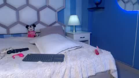 Snapshot of yvi_taylor chatting on July 28, 3:21 pm yvi online show from July 28, 3:21 pm