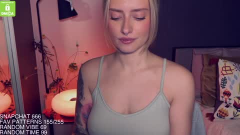 Snapshot of yvie_ chatting on December 4, 8:12 am The Queen Bitch of the United Kingdom online show from December 4, 8:12 am