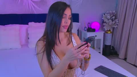 Snapshot of yviesweet chatting on October 29, 7:10 am Laura online show from October 29, 7:10 am