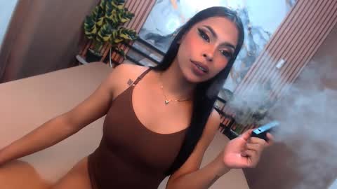 yvonnellvs online show from February 22, 7:01 pm