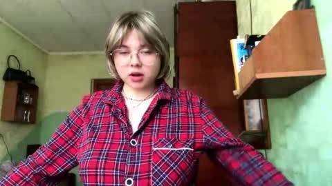 Snapshot of zafiellex chatting on April 10, 8:19 am Mia online show from April 10, 8:19 am