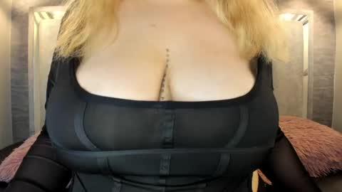 Snapshot of zafiro_claire chatting on May 10, 7:24 am Claire online show from May 10, 7:24 am