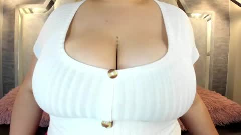 Snapshot of zafiro_claire chatting on May 13, 6:16 pm Claire online show from May 13, 6:16 pm