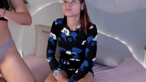 Snapshot of zafiro_n_amber chatting on June 22, 12:46 pm Zafiro and Amber online show from June 22, 12:46 pm