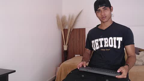 Snapshot of zander_2120 chatting on December 13, 1:55 pm Zander online show from December 13, 1:55 pm