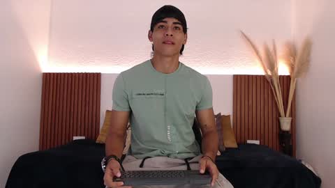 Snapshot of zander_2120 chatting on December 21, 2:26 pm Zander online show from December 21, 2:26 pm