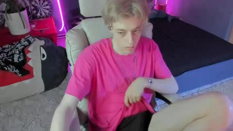 Kel online show from May 15, 8:16 pm