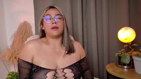 Snapshot of zara_nova chatting on June 23, 11:03 pm Zara Nova online show from June 23, 11:03 pm