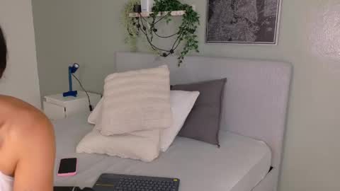 Z A R A  online show from May 1, 8:13 pm