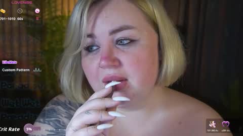 Lola online show from December 3, 8:18 pm