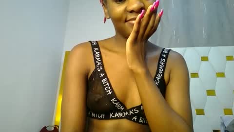 Snapshot of zariah011 chatting on June 22, 10:18 pm zariah online show from June 22, 10:18 pm