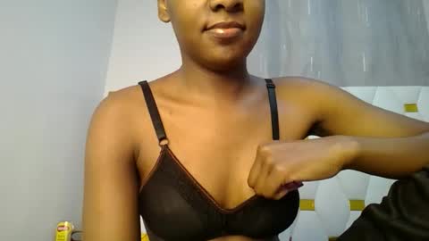 Snapshot of zariah011 chatting on June 25, 5:12 am zariah online show from June 25, 5:12 am