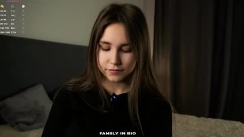 Snapshot of zeldaes chatting on October 24, 1:24 am Emilia online show from October 24, 1:24 am