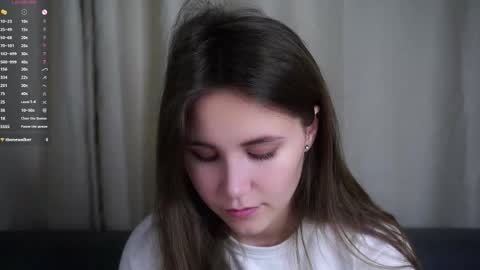 Snapshot of zeldaes chatting on November 11, 11:49 pm Emilia online show from November 11, 11:49 pm