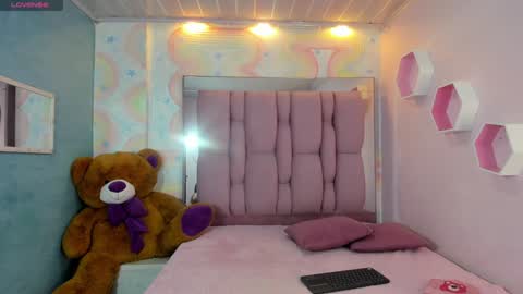 Snapshot of zephyra_angels1 chatting on December 26, 1:32 pm ZEPHYRA ANGELS online show from December 26, 1:32 pm