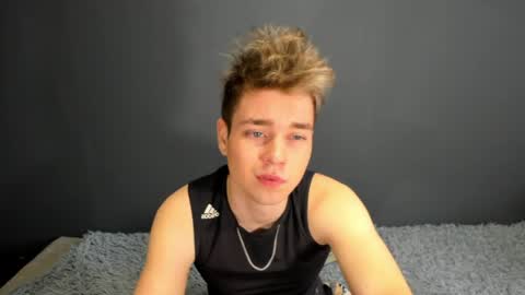 Snapshot of zeriixx chatting on May 13, 2:31 am Ethan online show from May 13, 2:31 am