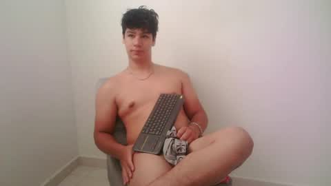 Snapshot of zeus_183 chatting on July 21, 12:18 pm zeus_183 online show from July 21, 12:18 pm