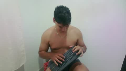 Snapshot of zeus_183 chatting on July 25, 11:19 am zeus_183 online show from July 25, 11:19 am