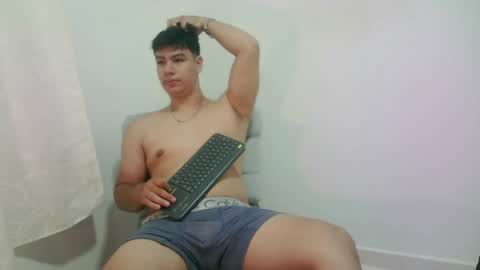 Snapshot of zeus_183 chatting on July 28, 3:46 am zeus_183 online show from July 28, 3:46 am